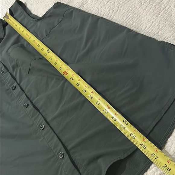 Gaiam On the Move Sleeveless Button-Up Top - Dark Gray/green. Size M. - Picture 6 of 10